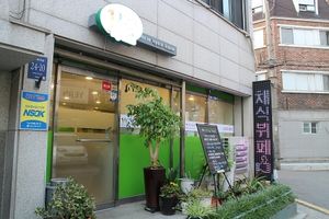 neon sign at Veg Green in Seoul