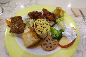 Delicious burrito, tofu, mock meat, fruit, lotus root, vegetables, fried chicken, tempura and much more at Veg Green in Seoul