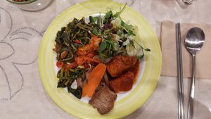 Salad, delicious soy meat and more at Veg Green in Seoul