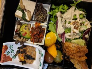 Lotus leaf rice set at Vegenarang in Busan