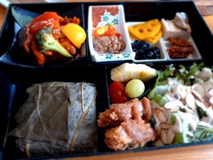 Lotus leaf bento box at Vegenarang in Busan