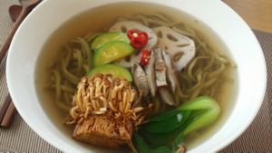 lotus leaf-chopped noodles at Vegenarang in Busan