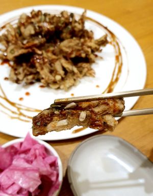 Crispy fried oyster mushrooms - close-up at Vegenarang in Busan
