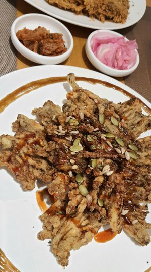 crispy fried oyster mushrooms 바삭느타리튀김 at Vegenarang in Busan