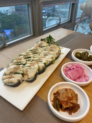 Avocado rolls  at Vegenarang in Busan