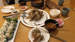 酪梨飯卷、炸鴻禧菇、辣醬湯  at Vegenarang in Busan