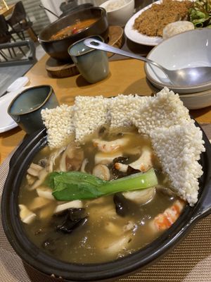 Suppe mit Reispuffern - nicht sonderlich gut  at Vegenarang in Busan