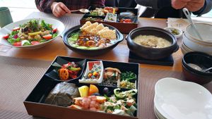 Lotus leaf set (at least over two people) with other dishes. So yum! at Vegenarang in Busan