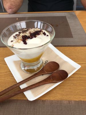 קינוח יוגורט עם קרם מנגו בתחתית ואגוזים למעלה. נדיר at Vegenarang in Busan