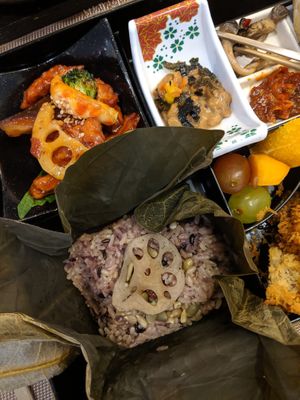 Lotus leaf rice set at Vegenarang in Busan