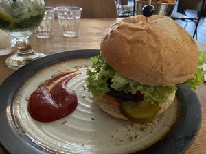 No-cheeseburger (yummy) at Meatless District - Da Costabuurt in Amsterdam
