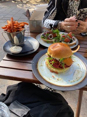 Llegada desde España y primer sitio que pruebo , estaba tan rica la hamburguesa de remolacha !! at Meatless District - Da Costabuurt in Amsterdam