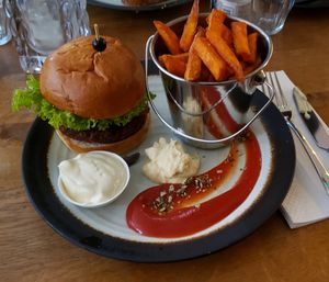 Cheeseburger (vegan of course) with sweet potato fries at Meatless District - Da Costabuurt in Amsterdam