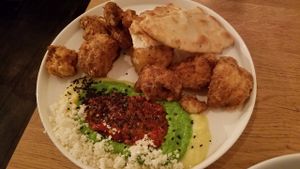 Cauliflower	purée,	green	pea	purée with	cauliflower	tempura,
naan	bread	&	harissa at Meatless District - Da Costabuurt in Amsterdam