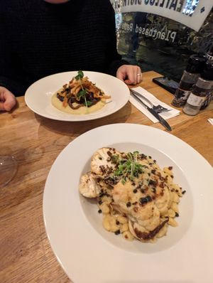 Mushroom bourguignon and roasted cauliflower #Veganuary at Meatless District - Da Costabuurt in Amsterdam