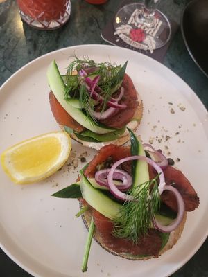 Bagel with Vegan Lox made from tomatoes at Meatless District - Da Costabuurt in Amsterdam