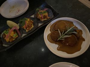 Spicy jackfruit tacos (tasty, but spicier than I thought) and lion’s mane (good and moderately spicy, but less meaty than I thought) at Meatless District - Da Costabuurt in Amsterdam