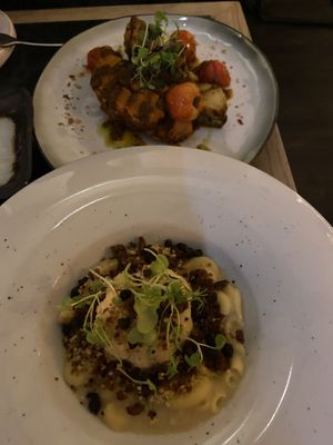 No mis-steak (decent, but not meaty at all) and Cauliflower mac and cheese (very tasty and creamy) at Meatless District - Da Costabuurt in Amsterdam