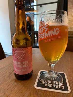 Gebrouwen door Vrouwen: Bloesem Blond at Meatless District - Da Costabuurt in Amsterdam