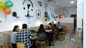 FULL HOUSE with bikes in the walls. at Lu Cocina Vegana in Bogota