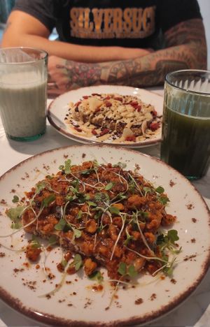 "Fit Toast" y "Choco-Banana Toast" at BeBo Cold Press in Barcelona