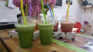 Green Cleanse juice / Season fruitt juice at Happy Belly / Eat Smart in Tirana
