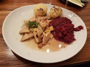 'V-ansel', Rotkraut, Erdäpfelknödel (Jackfruit, red cabage and potato dumplings) at Vegana Indiana in Vienna