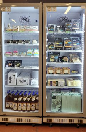 Great variety of "cheese"
Coconut based, almond based and cashew based
Club Mate!
#violife #yogan #muka #cura #acayu at Green Beans in Lisbon