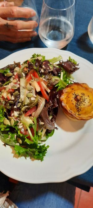Muffin salato con insalata at Green Beans in Lisbon