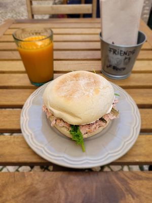 Jackfruit Sandwich mit Apfel/Orange/Karottensaft at Green Beans in Lisbon