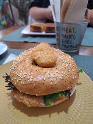 Bagel with vegan Nuggets at Green Beans in Lisbon