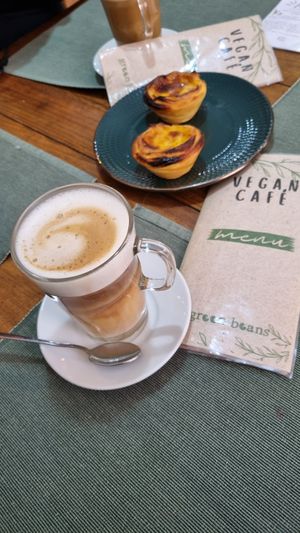 Galao + Pastel de nata - great. at Green Beans in Lisbon