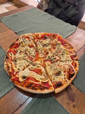 Pizza com Cogumelos 🍄 at Green Beans in Lisbon