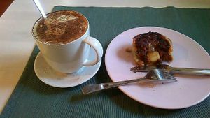 Capuchinho e quiche de jaca com queijo vegan at Green Beans in Lisbon