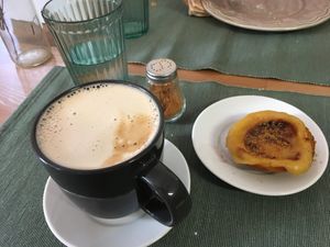 Pastel de natal e galão at Green Beans in Lisbon