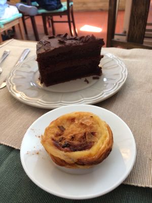 Pastel de Nata and chocolate cake at Green Beans in Lisbon