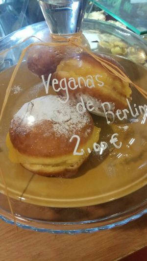Donut con crema, buenísimo at Green Beans in Lisbon
