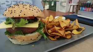 Hamburguesa beyond meat con batata at Green Beans in Lisbon
