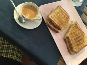 Tostadas de queso y café. Está buenísima y es muy grande  at Green Beans in Lisbon