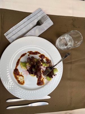 Salad with avocado and tamarillo at Olives Restaurante in Funchal