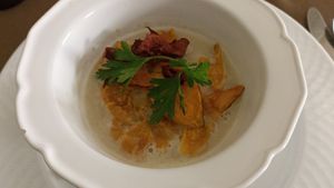 Weiße-Bohnen Cremesuppe mit knusprigen Süßkartoffel-Chips at Olives Restaurante in Funchal