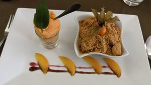 Apple Crumble mit Mandarinen-Sorbet at Olives Restaurante in Funchal