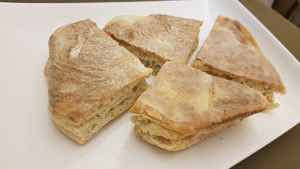 Kleines traditionelles Brot (vegan), dazu gab es etwas Olivenöl mit Balsamico-Creme. at Olives Restaurante in Funchal