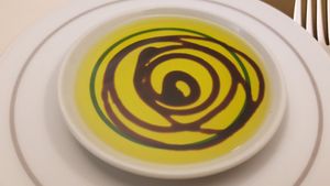 Etwas Olivenöl mit Balsamico-Creme zum traditionellen Brot (vegan). at Olives Restaurante in Funchal