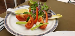 Der kleine Salat zum Tomaten-Risotto. Ohne Messer nicht gut essbar, die recht saure Vinaigrette  war zu wenig. at Olives Restaurante in Funchal
