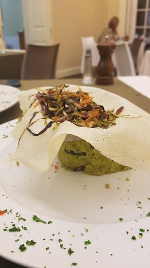 Optisch ein Highlight, geschmacklich leider nicht, außer das krautige Gemüse aus dem Wok, das war sehr lecker (vegan). at Olives Restaurante in Funchal