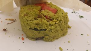 Gegrilltes Gemüse in Kichererbsen.  Doch weder hat man die Kichererbse noch sonst irgendwas raus geschmeckt. Die dünnen Auberginen-Scheiben sind so zäh, dass man sie kaum zerbei at Olives Restaurante in Funchal