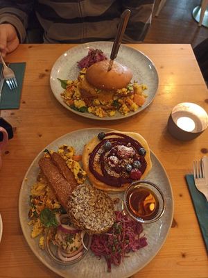 Ultimate Breakfast and Breakfast Burger at Emmi's Kitchen - Glockenbach in Munich