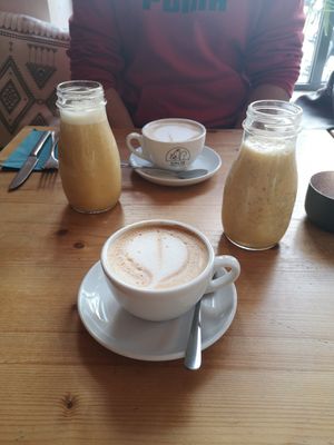 Mango tango und Kaffee at Emmi's Kitchen - Glockenbach in Munich