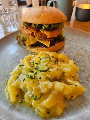 Cheezy Jalapeño Burger & Kartoffel-Gurken-Salat #Veganuary at Emmi's Kitchen - Glockenbach in Munich
